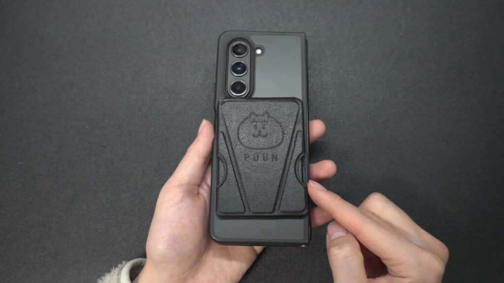 【Galaxyに装着した状態】上部が左側に少し傾いている