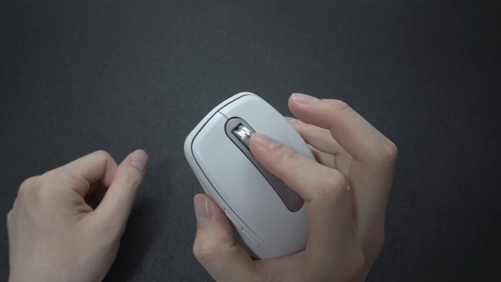 Logicool MX Anywhere 3Sのホールの感覚は良く、高級感がある。