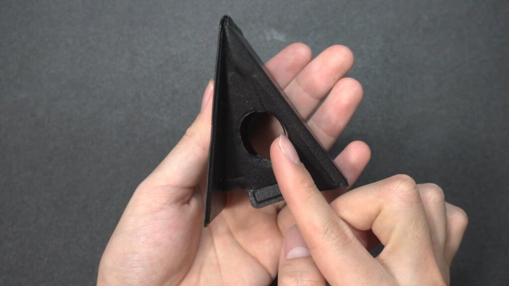 【2週間経過後の本体】指を通す部分の内側も剥がれてきている。