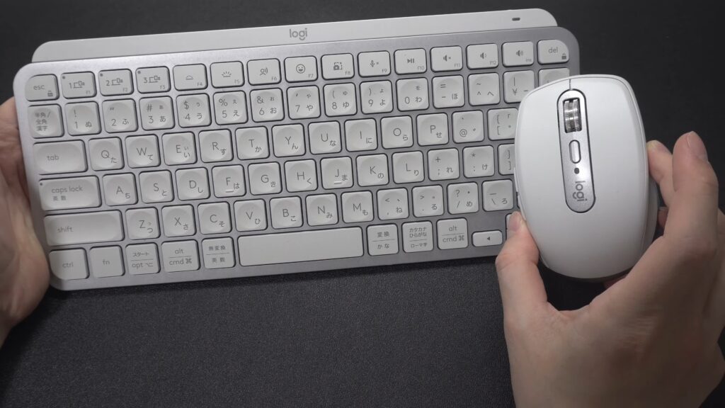 左側にMX Keys mini、右側にMX Anywhere 3Sがある。MX Anywhere 3Sの方が少し明るいグレーになっている。