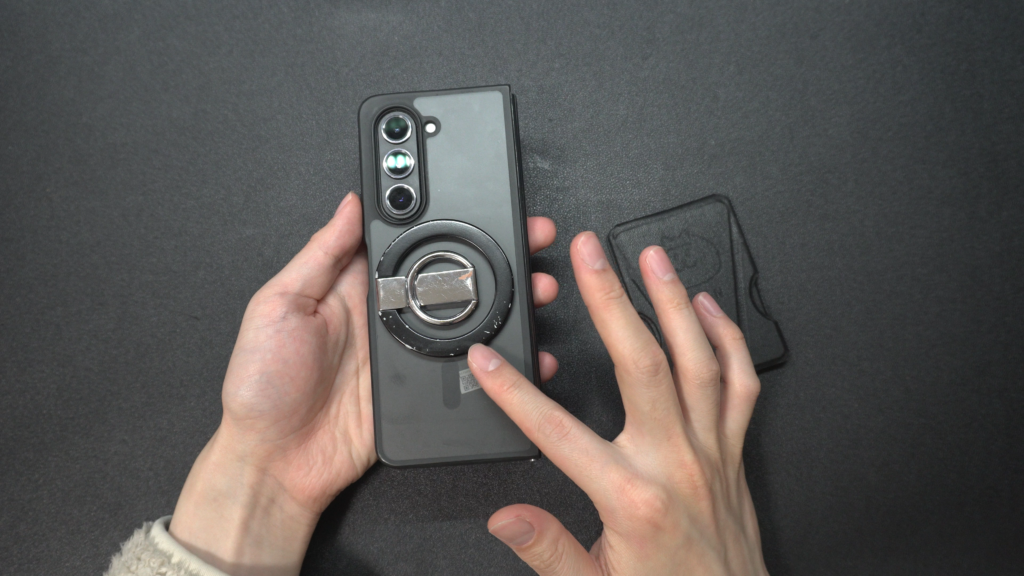 【一般的なリング装着時】少し金属感が出て、統一感がない印象