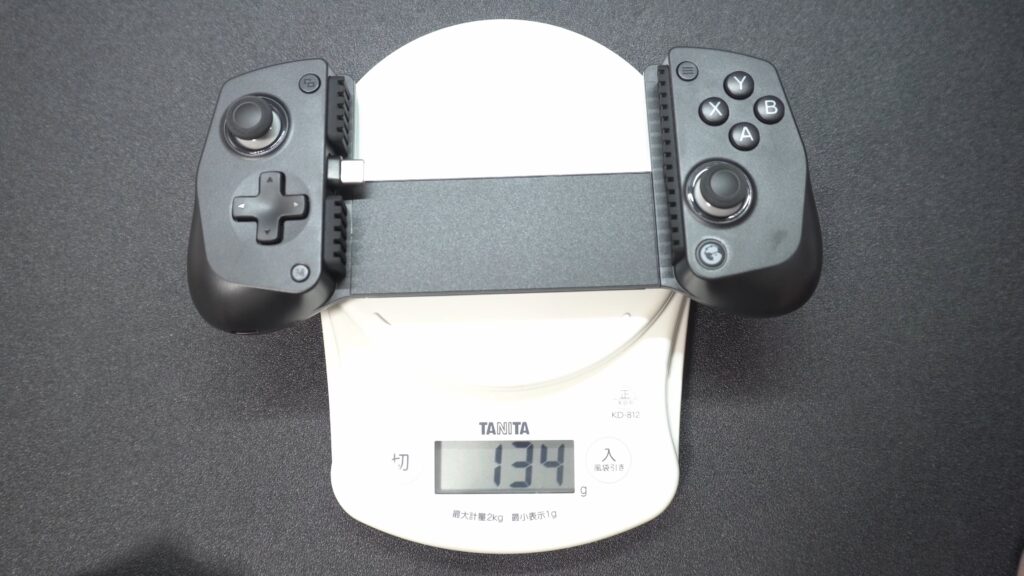 はかりに載せたGameSir X5 Liteの実測重量134gの表示