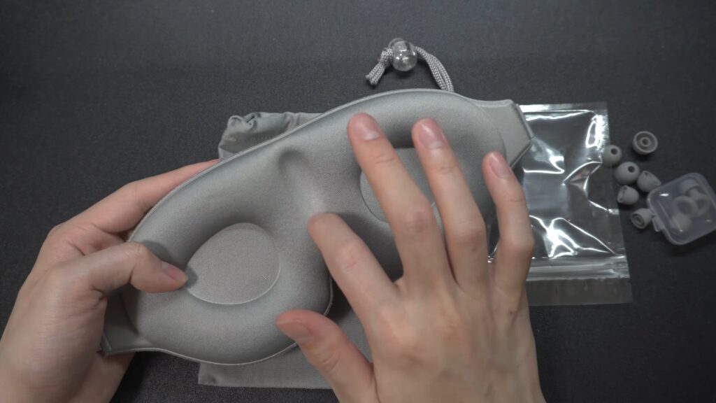 アイマスク内側のノーズフィット部分の凹凸構造