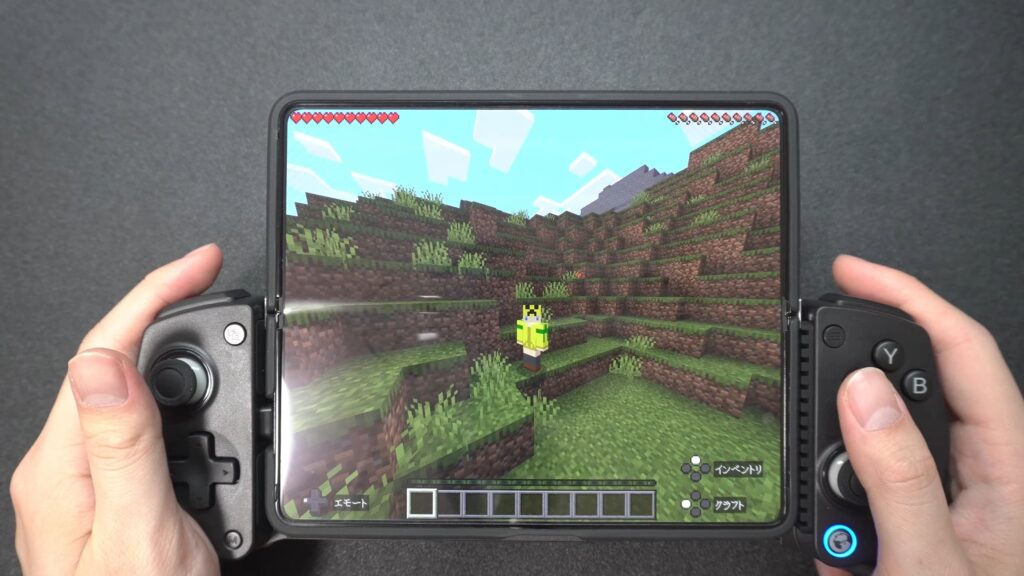GameSir X5 Liteを装着したスマホでMinecraftをプレイしている画面