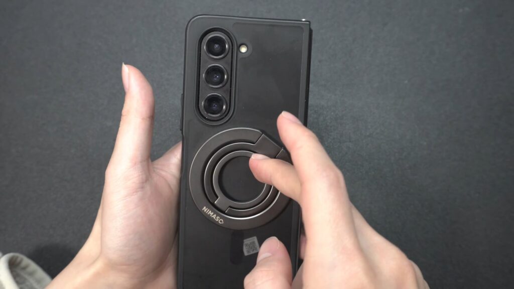 NIMASO MagSafeスマホリングの外側に爪を引っ掛けようとしている様子。起こすための隙間がない
