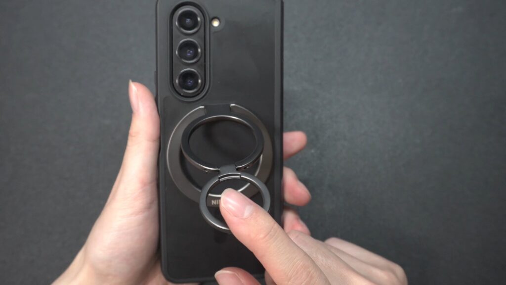 NIMASO MagSafeスマホリングを2段階起こした状態