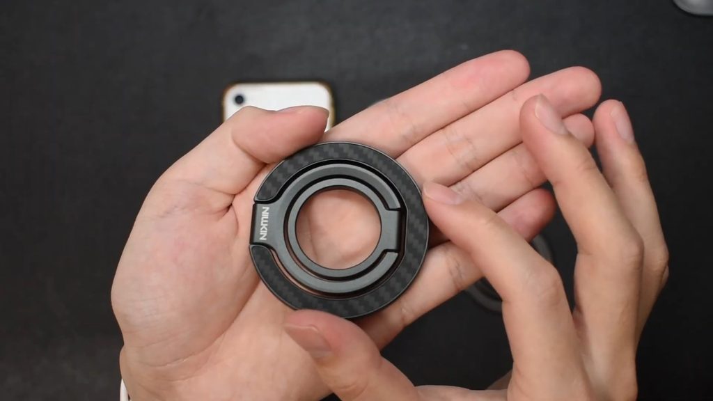 NILLKINのスマホリングの一番外側のMagSafe部分のデザインがアラミド繊維の柄になっており、リング部分の立体感を写している様子