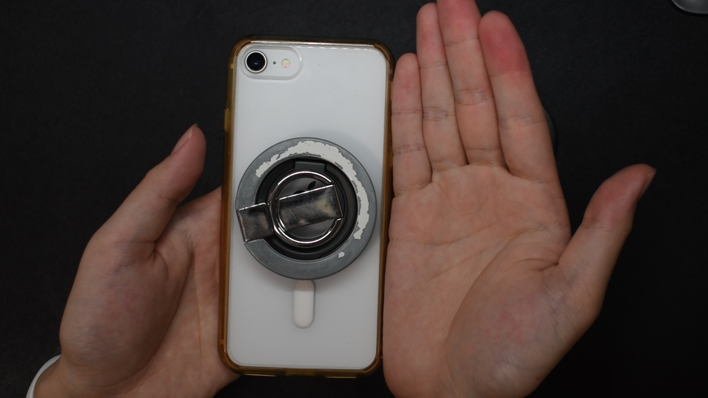 NILLKINスマホリングの背面マグネットにリングを付けている様子