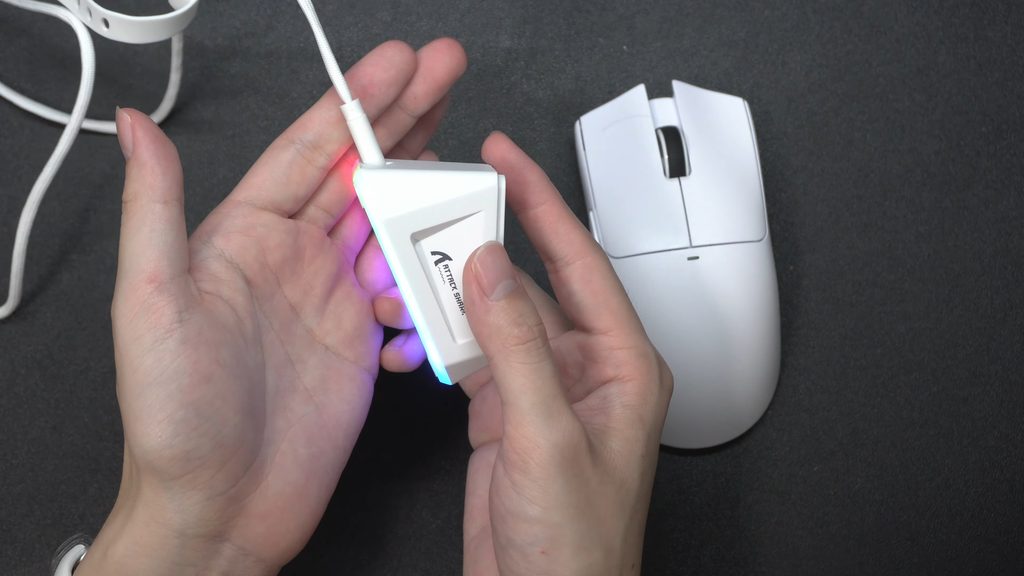 付属のケーブルを充電スタンドに接続し、RGBライトが点灯している様子。