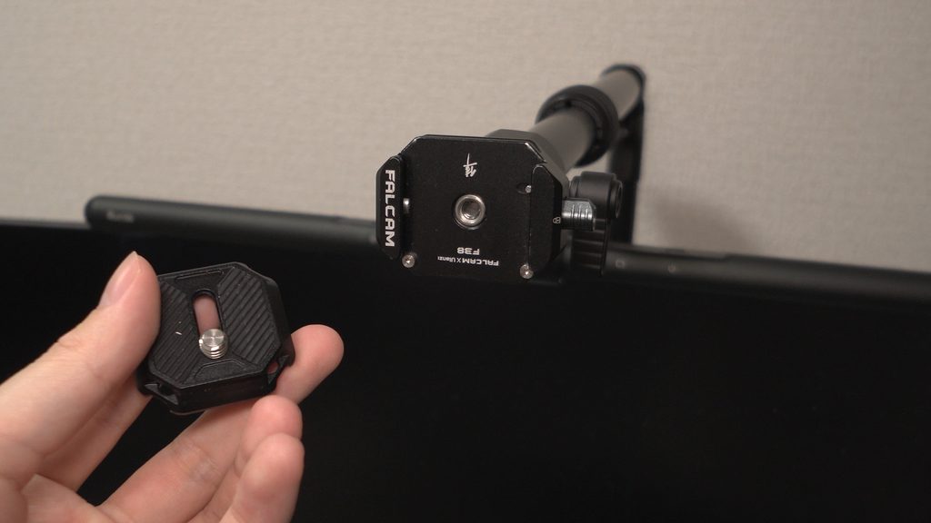 Ulanzi ZJ02の自由雲台に一時的に装着したFALCAM F38というクイックリリースプレートの様子