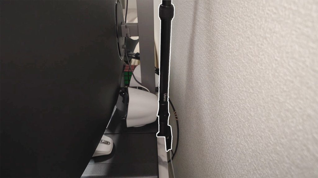 Ulanzi ZJ02をモニター裏にクランプで固定した様子。