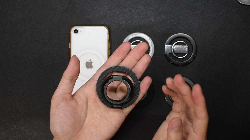 NILLKINスマホリングの二段階のヒンジ部分を広げた様子