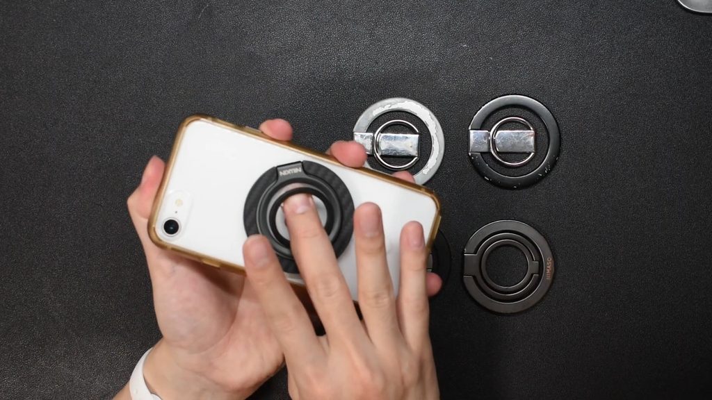 NILLKINスマホリングを片手で起こす再現をしている様子