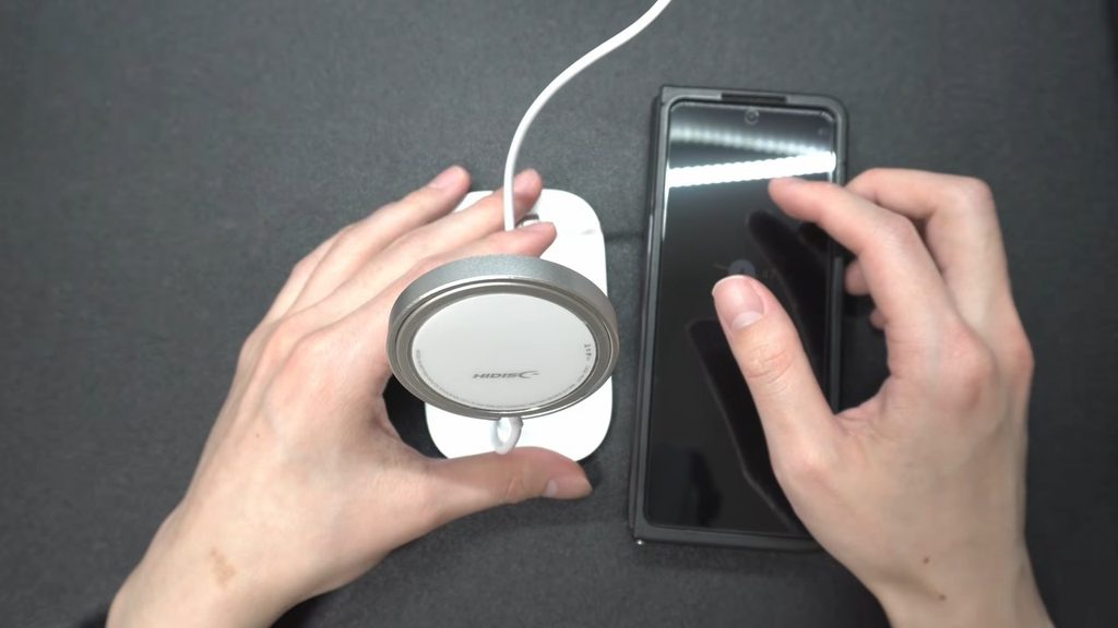 lamicallのスタンドにHIDISCの充電器をセットした状態の見た目の様子。