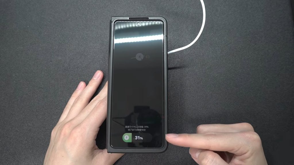 lamicallのスタンドにHIDISCの充電器をセットした状態でGalaxy Z Fold 5を取り付けると充電が開始された様子。