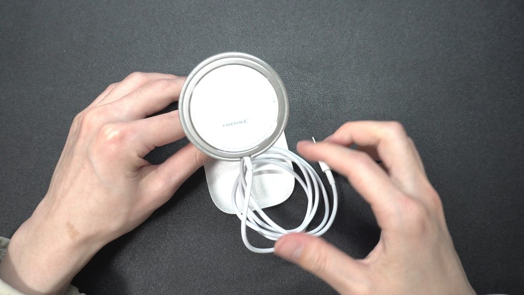 lamicallのスタンドにHIDISCの充電器をセットした様子。