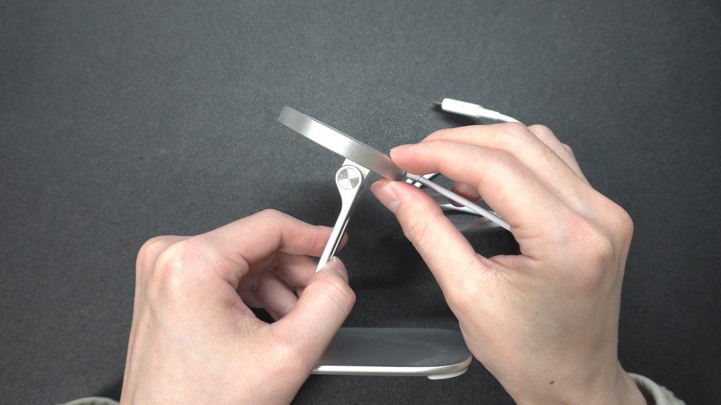 lamicallのスタンドにHIDSCの充電器をセットした状態での側面の様子。